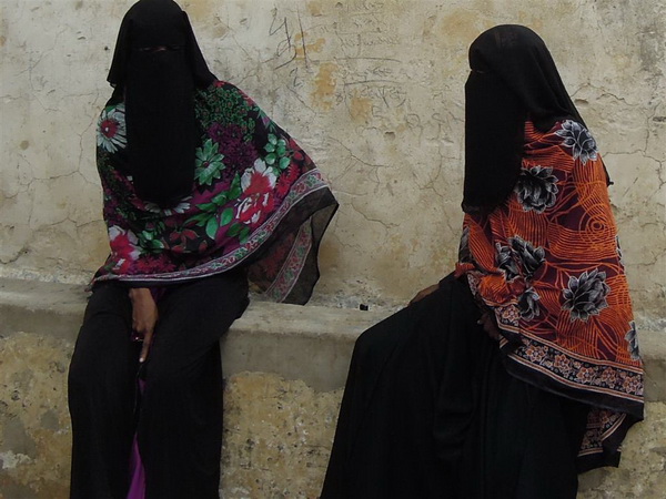 Due donne nei vicoli di Lamu