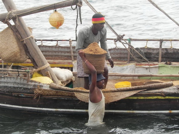 Scarico della sabbia al porto di Lamu