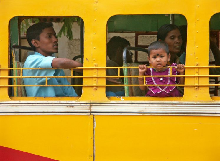 Alla fermata dell'autobus