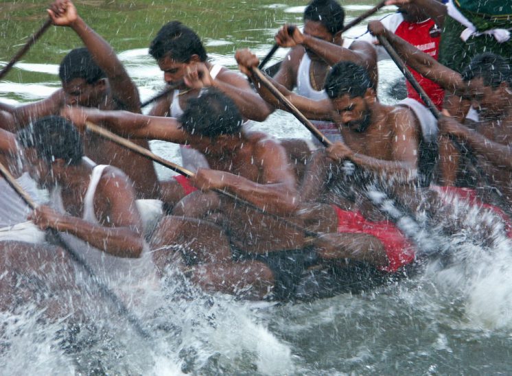 L'equipaggio di un chundan vallams si allena per il Nehru Trophy Boat Race